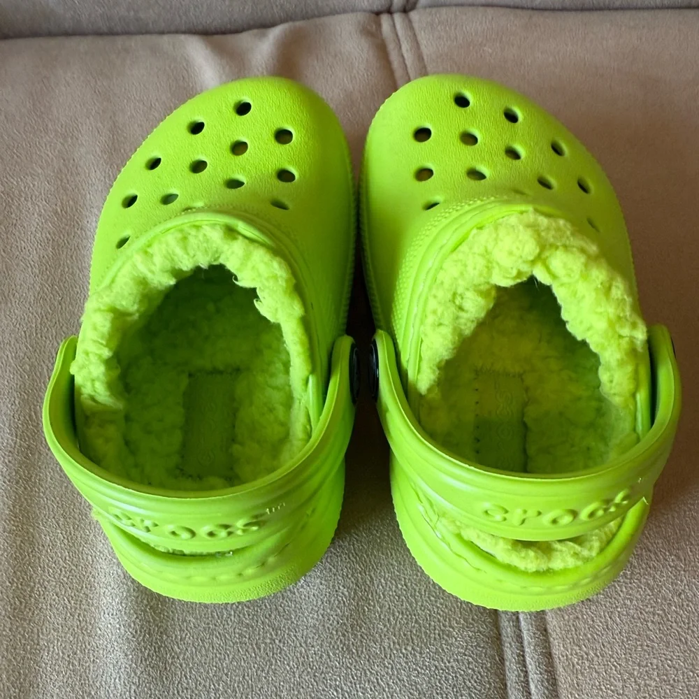 Crocs NWOT Lime Green Fleece Lined Size 5 Clogs